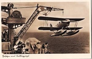 Einsetzen eines Bordflugzeuges. Photopostkarte. Rückseite beschrieben aber ungelaufen.