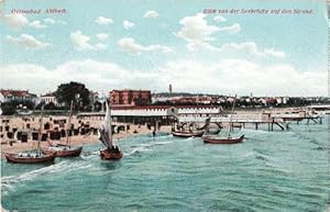 Bild des Verkufers fr Blick von der Seebrcke auf den Strand. Ansichtskarte in farbigem Lichtdruck. Abgestempelt Ahlbeck Juli 1912. zum Verkauf von Antiquariat Heinz Tessin