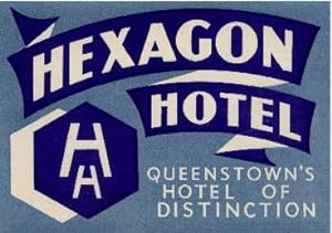 Bild des Verkufers fr Hexagon Hotel Queenstown`s Hotel of Distinctionotel. In zwei Blautnen gedruckt. zum Verkauf von Antiquariat Heinz Tessin