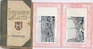 Bild des Verkufers fr Postkarten-Album von Hamburg. 10 Ansichten in schwarz-wei, umgeben vom geprgter ornamentaler Jugenstilbordren in rosa. 10 Postkarten in Leporellofaltung. zum Verkauf von Antiquariat Heinz Tessin