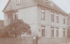Bild des Verkufers fr Ansicht eines Hauses. Photopostkarte. Abgestempelt Hartenholm 31.12.1909. zum Verkauf von Antiquariat Heinz Tessin