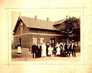 Haus Wandsbecker Chaussee 211, im Vordergrund eine Hochzeitsgesellschaft. Im Dachgiebel befindet ...