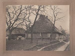 Ansicht eines Bauernhauses (unbezeichnet). Original-Photographie, Rückseite mit Stempel : Franz B...