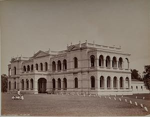 Original - Fotografien. Aufnahme vom Museum in Colombo mit Personegruppe (heutiges Nationalmuseum...