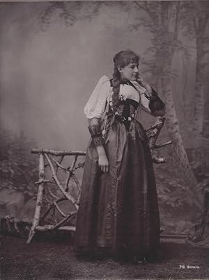 Bernerin. Aufnahme einer jungen Frau in Tracht. Schweiz. Original - Fotografie, braungetönter Alb...