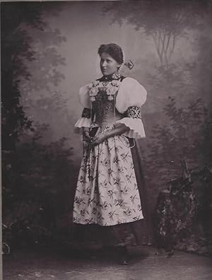 Aufnahme einer jungen Frau in Tracht. Schweiz. Original - Fotografie, braungetönter Albuminabzug.