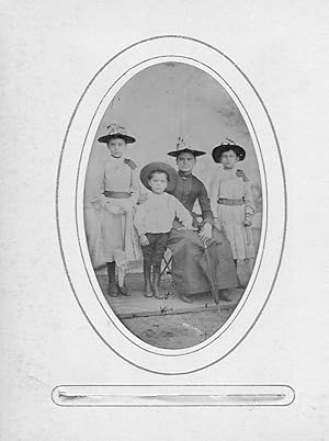 Personengruppe. Mutter mit 3 Kindern, alle mit Hüten. Original - Fotografie. Ferrotypie