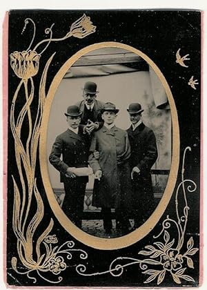 Personengruppe. 4 Männer mit Hut vor einer Hindergrundkulisse. Original - Fotografien. Ferrotypie