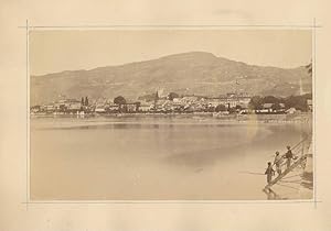 Ansicht von Vevey über den Genfer See gesehen. Am Uferrand angelnde Kinder Original - Fotografie.