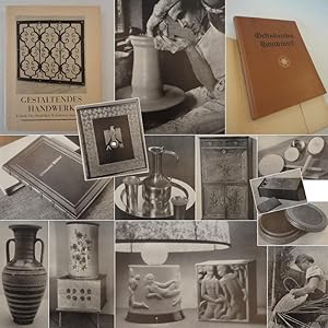 Image du vendeur pour Gestaltendes Handwerk. Keramik, Glas, Metall, Holz, Flechtwerk, Spielzeug, Webarbeiten, Spitzen, Stickereien, Leder, mit 252 Lichtbildern. Bearbeitet von Dr. Hermann Gretsch im Auftrag der Hauptabteilung "Der Handwerker als Kulturtrger", mit fotoillustrierten O r i g i n a l - S c h u t z u m s c h l a g (dieser in Farbkopie) * W i l h e l m W a g e n f e l d / H. J. u. J. M. W i l m / A l f r e d M a h l a u / P a u l S c h m i t t h e n n e r / O t t o D o r f n e r / F r i e d a T h i e r s c h mis en vente par Galerie fr gegenstndliche Kunst