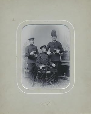 Drei Soldaten mit Bierkrug.