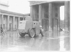 Reichtagswahl am 6. Juni 1920. Panzerwagen schützen die Reichtagswahl am Brandenburger Tor.