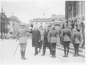 Reichspräsidentenwahl (12.5.1925). Hindenburg nimmt nach seiner Vereidigung die Parade der Reichs...