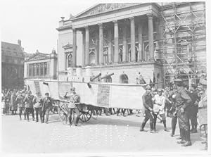 Demonstration gegen Bau von Panzerkreuzern. Hauptbahnhof Leipzig 1928.