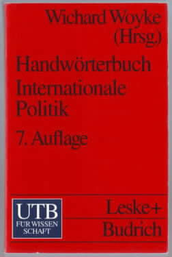 Bild des Verkufers fr Handwrterbuch internationale Politik. hrsg. von Wichard Woyke. Uni-Taschenbcher 702. zum Verkauf von Ralf Bnschen