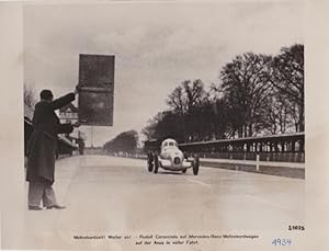 Original-Fotoabzug: "Weltrekordzeit! Weiter so! Rudolf Caracciola auf Mercedes-Benz-Weltrekordwag...