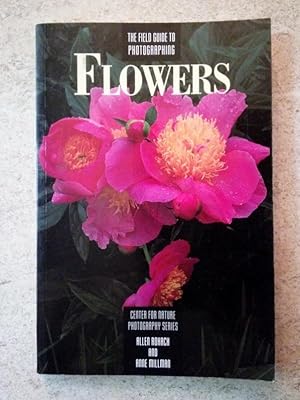 Immagine del venditore per The Field Guide to Photographing Flowers (Center for Nature Photography Series) venduto da P Peterson Bookseller