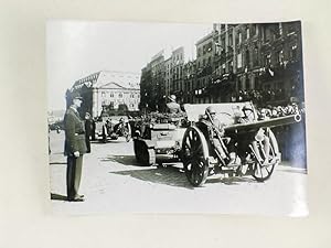 Photographie du Général de Gaulle passant en revue les troupes françaises à Bordeaux, Cours du Ch...