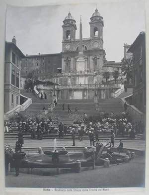 Bild des Verkufers fr Roma - Scalinata della Chiesa della Trinita dei Monti. Original-Fotografie mit beibelichtetem Titel, Gelatine Entwicklerpapier. Auf der Rckzeite Stempel "Edizioni D'Arte Pandimiglio - Roma" um 1904, 26 x 19 cm zum Verkauf von Antiquariat Johannes Mller