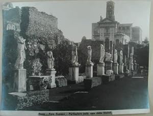 Bild des Verkufers fr Roma - Foro Romano - Particolare della casa delle Vestali. Original-Fotografie mit beibelichtetem Titel, Gelatine Entwicklerpapier, Auf der Rckzeite Stempel "Edizioni D'Arte Pandimiglio - Roma" um 1904, 20x 25,5 cm zum Verkauf von Antiquariat Johannes Mller