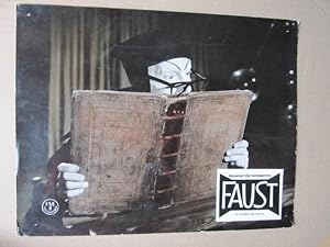 Bild des Verkufers fr Aushangfoto bzw Schaukastenbild zum Film Faust: Motiv: Mephisto aus einem Buch lesend. zum Verkauf von Antiquariat Schrter -Uta-Janine Strmer