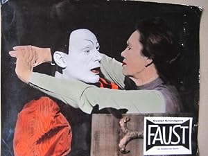 Bild des Verkufers fr Aushangfoto bzw Schaukastenbild zum Film Faust: Motiv: Gretchen umarmt Mephisto. zum Verkauf von Antiquariat Schrter -Uta-Janine Strmer