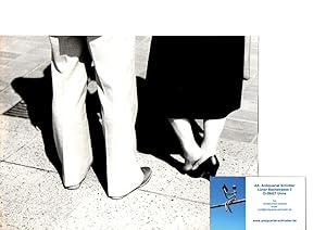 Bild des Verkufers fr S/W-Photo. Motiv: Mann und Frau, mit und ohne Schuh. zum Verkauf von Antiquariat Schrter -Uta-Janine Strmer
