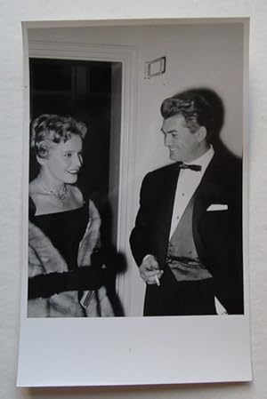 Original s/w Fotografie (Abgebildet: Maria Schell und Jean Marais im Gespräch, wohl bei der Bambi...