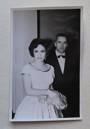 Original s/w Fotografie (Abgebildet: Gina Lollobrigida mit Ehemann Dr. Milko Skofic wohl bei der ...