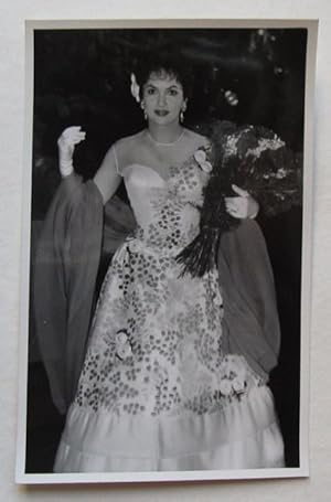 Original s/w Fotografie (Abgebildet: Gina Lollobrigida mit Blumenstrauß wohl bei der Bambi-Verlei...