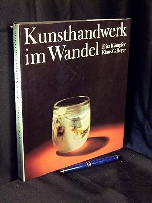 Seller image for Kunsthandwerk im Wandel - Aus dem Schaffen dreier Jahrzehnte in der Deutschen Demokratischen Republik - for sale by Erlbachbuch Antiquariat