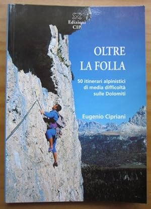 Bild des Verkufers fr Oltre la Folla (volume primo). 50 itinerari alpinistici di media difficolt sulle Dolomiti. zum Verkauf von Antiquariat Roland Ggler