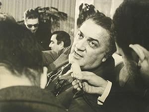 Federico Fellini. Il regista durante un'intervista