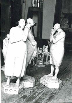 Photograph of the sculpture Conjunto de Mujerers sin pelo. 1987.