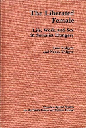 Imagen del vendedor de The Liberated Female. Life, Work and Sex in Socialist Hungary. a la venta por terrahe.oswald