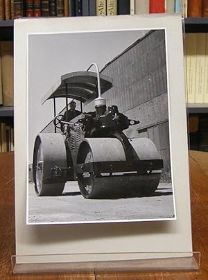 Orig. s/w-Photographie einer Henschel Dampfwalze (oder Motorwalze). Wohl ein orig. Firmenphoto, a...