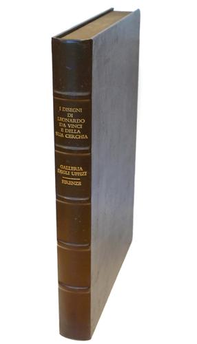 Bild des Verkufers fr I disegni di Leonardo da Vinci e della sua cerchia nel Gabinetto disegni e stampe della Galleria degli Uffizi a Firenze. La serie delle riproduzioni in facsimile dei disegni di Leonardo e della sua cerchia, che si inizia con la presente opera,  stata ideata con l intento di pubblicare sistematicamente tutti i "fogli sparsi" cio tutti quei disegni o frammenti che si trovano nelle collezioni pubbliche o private in ogni parte del mondo. I disegni sono raggruppati secondo le collezioni, o i paesi, e sono riprodotti in facsimile, compreso il verso anche quando questo  bianco. Ogni catalogo  preceduto da un introduzione riccamente illustrata sulla storia delle diverse collezioni, sulla problematica delle attribuzioni, dello stile e della cronologia ed  corredato da un esauriente bibliografia. Scopo di questa opera  fornire cos un corpus completo quale prezioso strumento di ricerca e quale mezzo inteso a meglio definire l impatto dell opera e del pensiero di Leonardo sui suoi contempor zum Verkauf von FIRENZELIBRI SRL