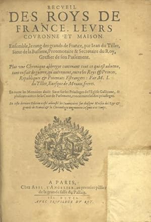 Image du vendeur pour RECUEIL DES ROYS DE FRANCE, LEURS COURONNE ET MAISON. Ensemble, le rang des grands de France, Par Jean du Tillet, Sieur de la Bussire, Protenotaire & Secrtaire du Roy, Greffier de son Parlement. Plus une Chronique abbregee contenant tout ce qui est advenu, tant en fait de guerre, qu'autrement, entre les Roys & Princes, Republiques & Potentats Estrangers: Par M.I. du Tillet, Evsque de Meaux, frres. En outre les memoires dudit Sieur, fur les Privileges de l'Eglise Gallicane, & plusieurs autres de la Courde Parlement, concernans les dits priuileges. En ceste derniere Edition, a est adjoust les Inventaires sur chasque Maison des Roys et grands de France: & la Chronologie augmente iusques  ce temps. mis en vente par studio bibliografico pera s.a.s.