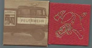 Imagen del vendedor de Feuerwehren in der Deutschen Demokratischen Republik. Tradition, Berufung, Beruf im Dienst an Mensch und Gesellschaft. Herausgeber: Hauptabteilung Feuerwehr des MfA, Staatliche Versicherung der DDR. Generaldirektion. Gestaltung: Ingeborg Jann. Redaktion: Horst Blcher. Text: Richard Gtze. a la venta por Antiquariat Carl Wegner