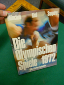 Bild des Verkufers fr Die Olympischen Spiele 1972. Mnchen- Kiel- Sapporo. Eine Bilddokumentation, auch mit Berichten und Dokumenten zu den tragischen Ereignissen von Mnchen, Gemeinschaftsproduktion von Werner Schneider, Sportinformationsdienst (sid) und Bertelsmann- Sportredaktion. [Redaktionelle Leitung: Roland Gck. Zeichnungen August Ldercke, Gnter Radtke. Sapporo: Dieter Ludwig u. a. Mnchen: Ulrich Kaiser u. a.] zum Verkauf von Galerie  Antiquariat Schlegl