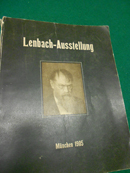 Imagen del vendedor de Lenbach- Ausstellung im Kgl. Kunstausstellungsgebude am Knigsplatz. Zu Mnchen von Juni bis Ende Otober 1905. Veranstaltet von dem Zentral-Komitee der IX. Internationalen Kunstausstellung. Dem Andenken Franz von Lenbachs [gest. 6.V.1904] gewidmet von der Mnchener Knstlerschaft. a la venta por Galerie  Antiquariat Schlegl