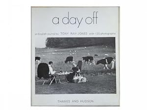 Imagen del vendedor de A day off. An english journal. 120 photographs with an introduction by Ainslie Ellis. a la venta por Eugen Kpper