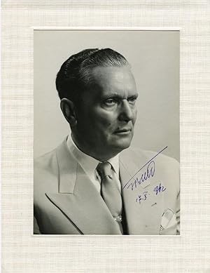 Tito, Josip Broz (1892-1980, jugosl. Staatspräsident) O-Fotografie, 12,5 x 18 cm, montiert a. Pas...