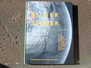 Immagine del venditore per Bilderzauber. Ein serises Spiel mit Ian Anll, Martin Blum, Daniele Buetti, Fischli Weiss, Remy Markowitsch, Gerald Minkoff, Markus Raetz, Hannes Rickli, Christoph Rtimann, Adrian Schiess, Laurent Schmid, Hugo Suter, Bernard Voita, Cecile Wick. Mit einem Text von Urs Stahel. Erschienen aus Anlass der gleichnamigen Ausstellung im Fotomuseum Winterthur, 20. Januar bis 17. Mrz 1996. Erstausgabe. venduto da Versandantiquariat Abendstunde