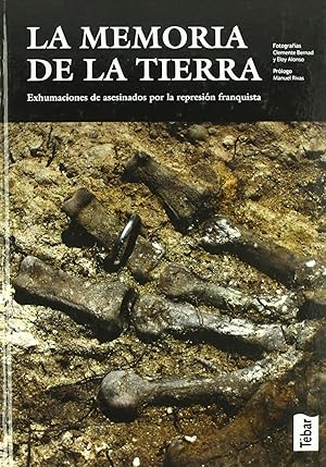 Bild des Verkufers fr La memoria de la tierra Exhumaciones de asesinados por la represin franquista zum Verkauf von Imosver
