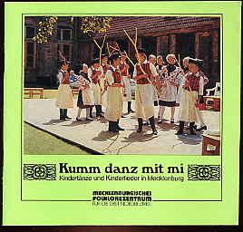 Imagen del vendedor de Kumm danz mit mi. Kindertnze und Kinderlieder in Mecklenburg. a la venta por Antiquariat Liberarius - Frank Wechsler