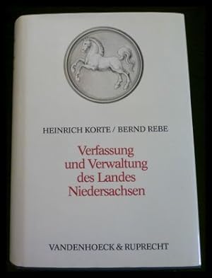 Bild des Verkufers fr Verfassung und Verwaltung des Landes Niedersachsen zum Verkauf von ANTIQUARIAT Franke BRUDDENBOOKS