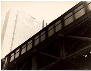 Bild des Verkufers fr Hochbahn vor Hochhaus in New York. Orig. s/w-Photographie (Vintage) von den Aufnahmen des Luis Trenker Films "Der verlorene Sohn" von 1934. Gre ca. 22,7 x 17,6 cm (rechts oben ein kleiner Riss, sonst nur leichte oberflchliche Alterungsspuren). zum Verkauf von Antiquariat Dr. Lorenz Kristen