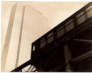 Bild des Verkufers fr Hochbahn vor Hochhaus in New York. Orig. s/w-Photographie (Vintage) von den Aufnahmen des Luis Trenker Films "Der verlorene Sohn" von 1934. Gre ca. 22,7 x 17,6 cm (rechts oben ein kleiner Riss, sonst nur leichte oberflchliche Alterungsspuren). zum Verkauf von Antiquariat Dr. Lorenz Kristen