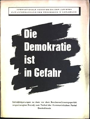 Bild des Verkufers fr Die Demokratie ist in Gefahr: Schlussfolgerungen zu dem vor dem Bundesverfassungsgericht angestrengten Proze zum Verbot der Kommunistischen Partei Deutschlands zum Verkauf von books4less (Versandantiquariat Petra Gros GmbH & Co. KG)